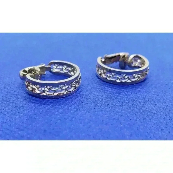 Vintage 12k Gold plated Earrings Wide Filigree Hoops Clip Winard 1940s - Picture 3 of 6